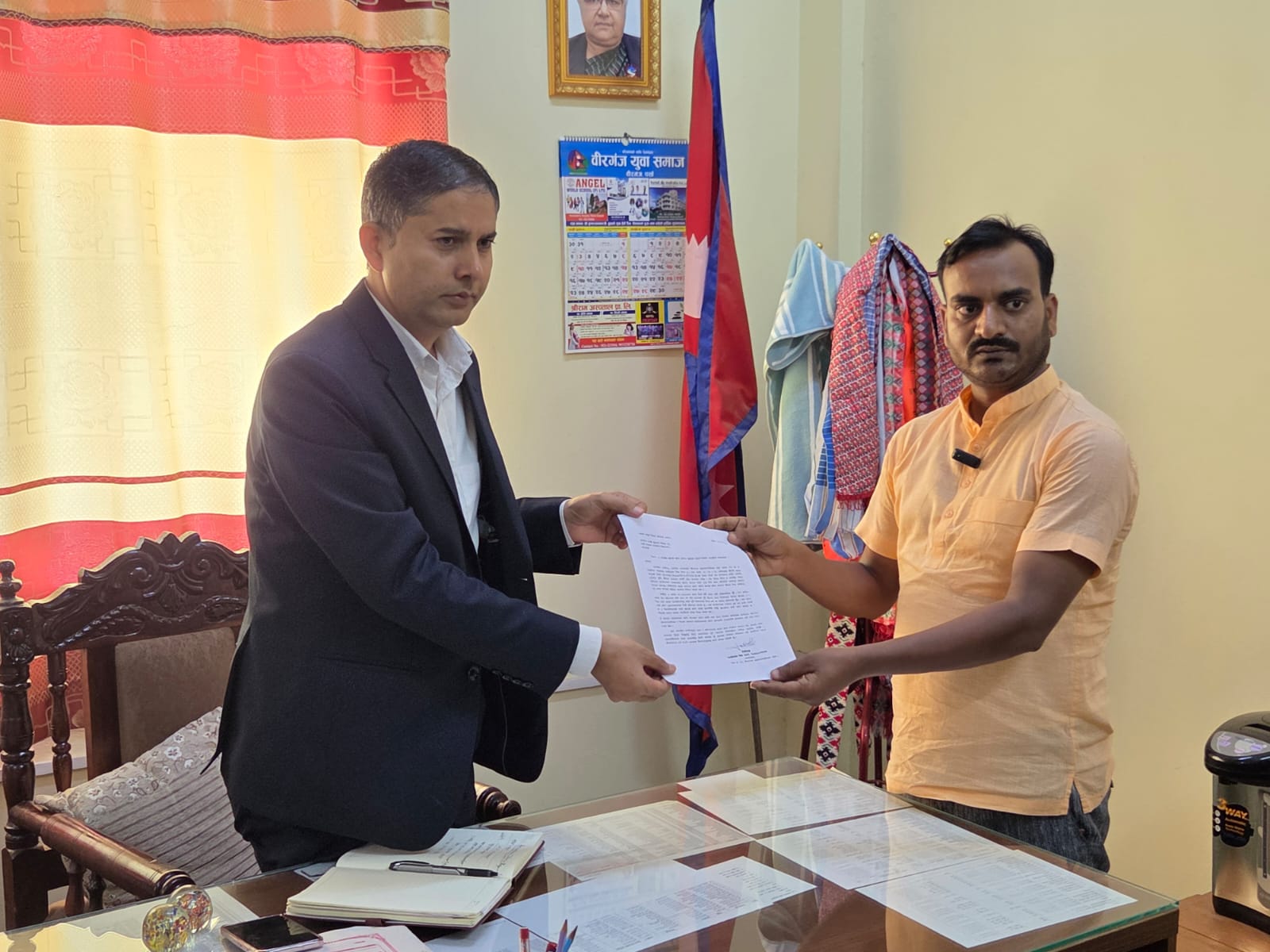 ८ वर्षदेखि खाल्डो खनेर अलपत्र छोडेको सडक निर्माण बारे वडा अध्यक्ष सिंहले प्रजिअ मिश्र लाइ गराए ध्यानाकर्षण