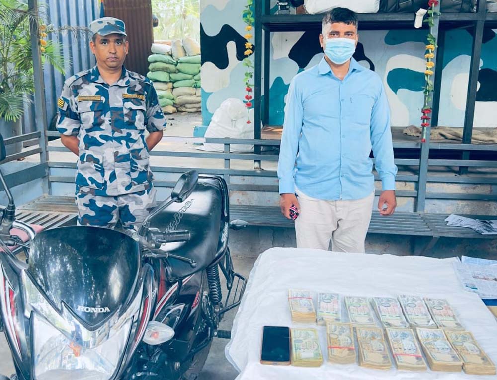 स्रोत नखुलेको ८ लाखबढी नगदसहित एकजना पक्राउ