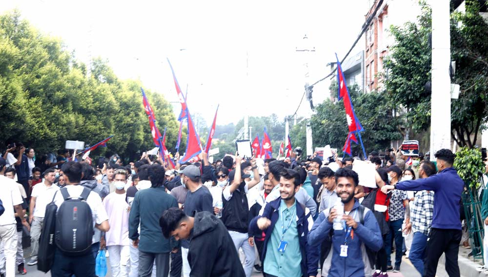 चौध प्रदर्शनकारीको मृत्यु, घाइतेको विभिन्न अस्पतालमा उपचार हुँदै