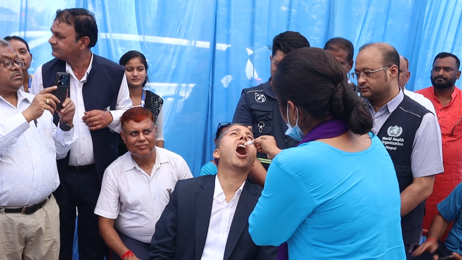 वीरगञ्जमा हैजाविरुद्धको खोप अभियान सुरु, सिडिओ सुवेदीले खोप खाएर गरे उद्घाटन