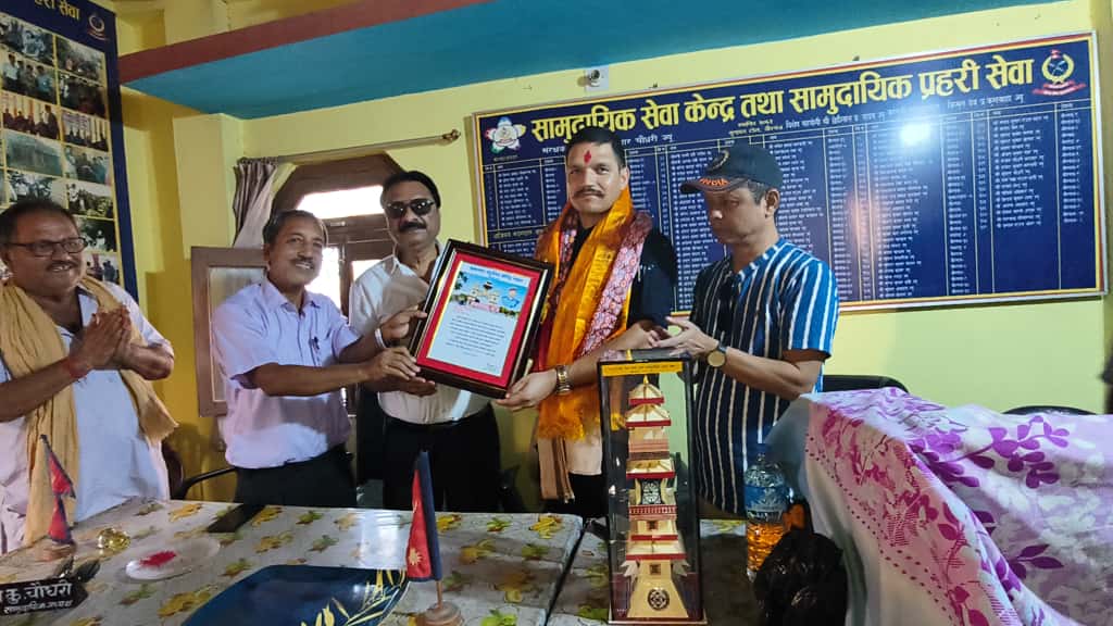 सामुदायिक प्रहरी सेवा कुम्हालटोलद्वारा वडा प्रहरी प्रमुख निरोज चौलागाईंलाई बिदाई