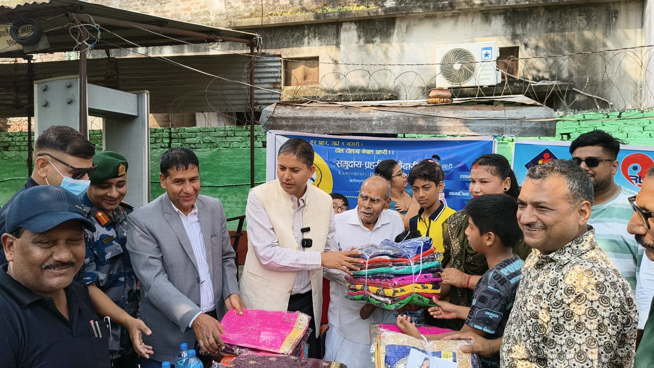 छठ पर्वको अवसरमा वीरगंज कारागारमा ७५ थान नयाँ साडी वितरण.