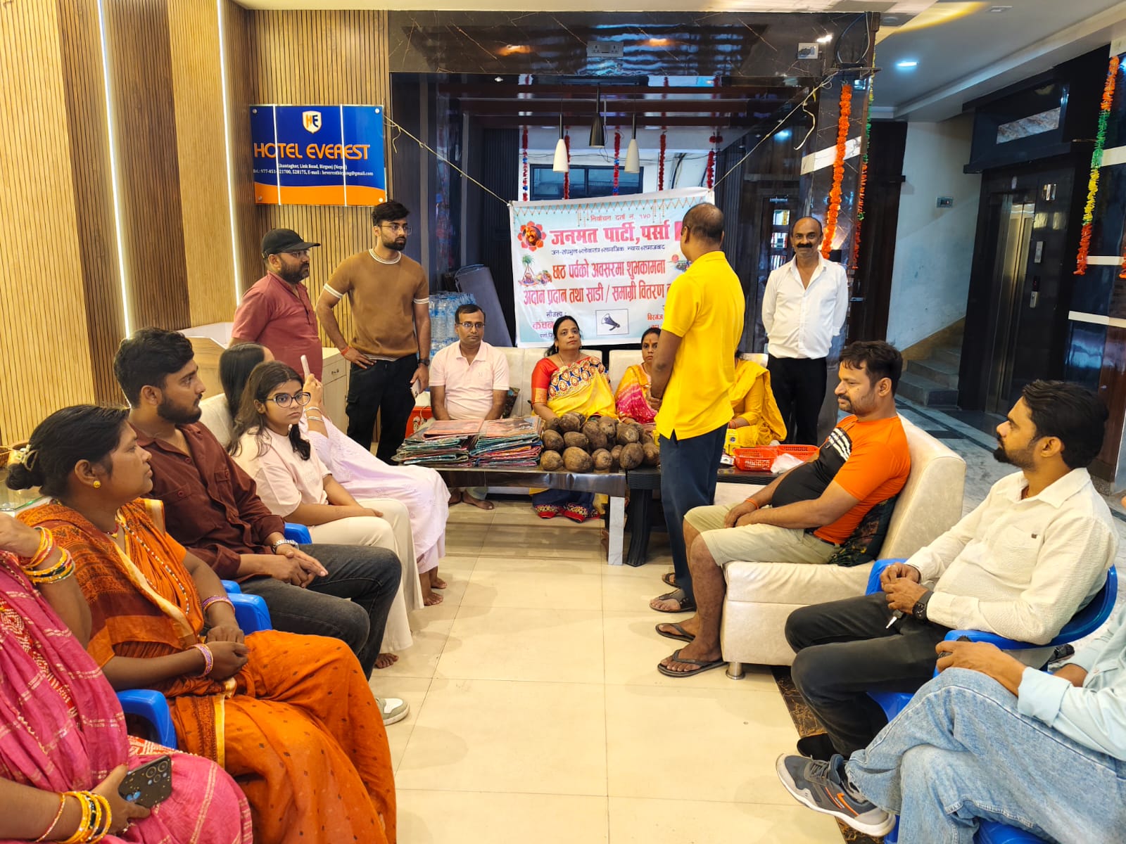 जनमत नेतृ कंचन गुप्ताको सौजन्यमा वीरगंजमा ब्रतालुलाई साडी र पूजाका सामग्री वितरण