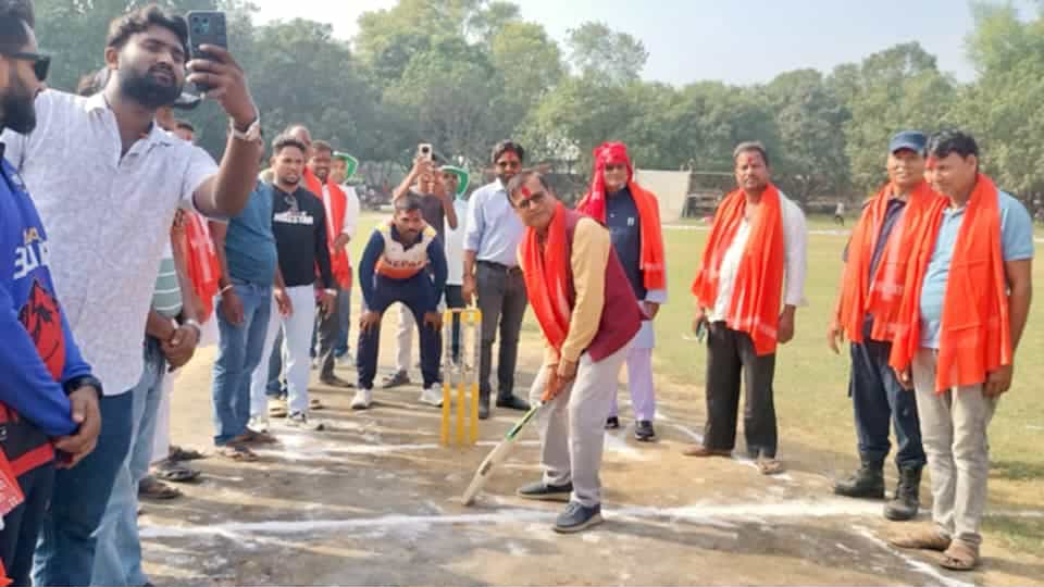 टि २० क्रिकेट  प्रतियोगिताको धोबीनी गा.पाका अध्यक्ष चौहान द्वारा उद्घाटन