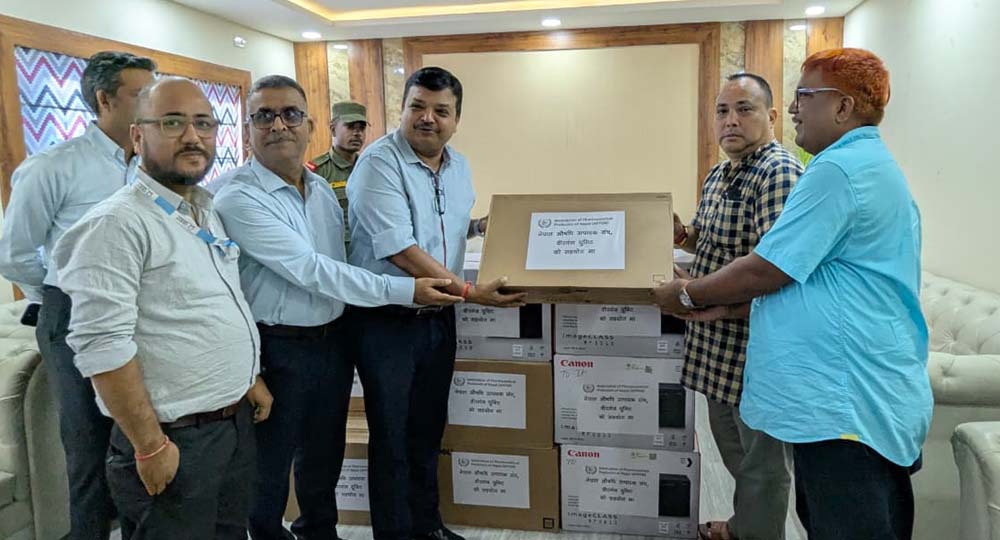 औषधी उत्पादक संघद्वारा महानगरलाई कम्प्युटर, प्रिन्टरसहितका उपकरण सहयोग