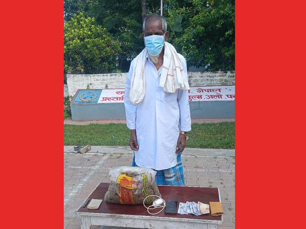 दुई किलो गांजासहित वृद्ध पक्राउ