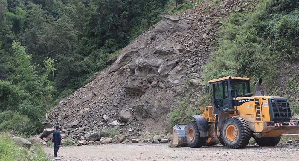 इलाम पहिरोमा ३४ जनाको मृत्यु, चार बेपत्ता