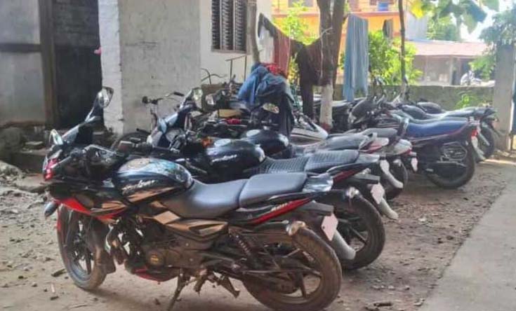 जुवाडेहरू फरार, ८ वटा मोटरसाइकल बरामद