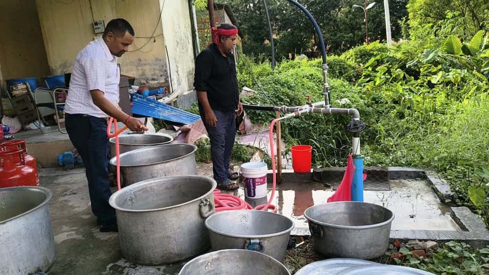 पर्सा जिल्लाका बाढी पीडितलाई खाना वितरण