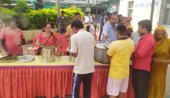 वीरगंज समाज सेवाद्वारा ६५औ निःशुल्क भोजन कार्यक्रम