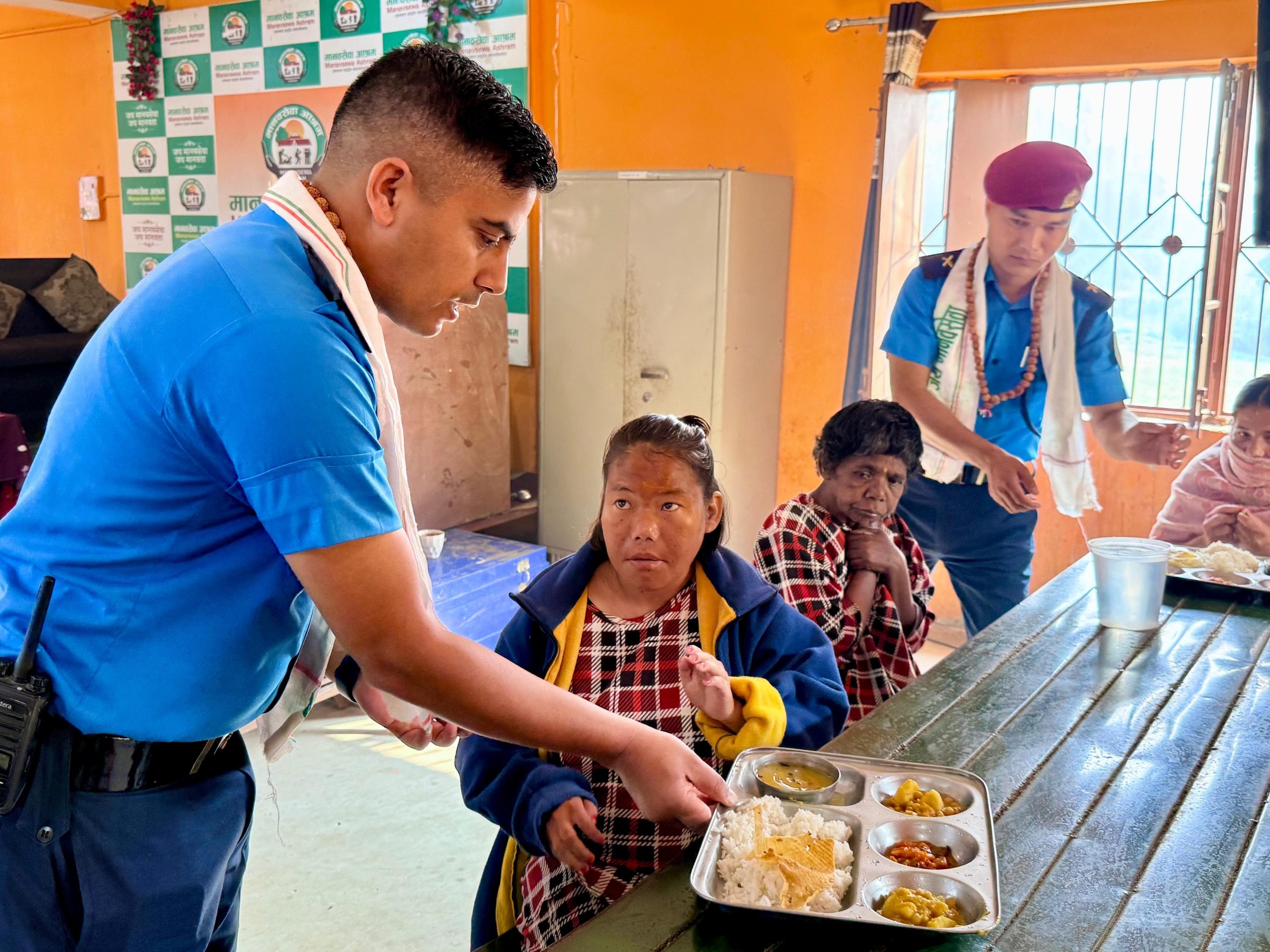प्रहरी निरीक्षकहरूद्वारा मानवसेवा आश्रममा भोजन सहयोग
