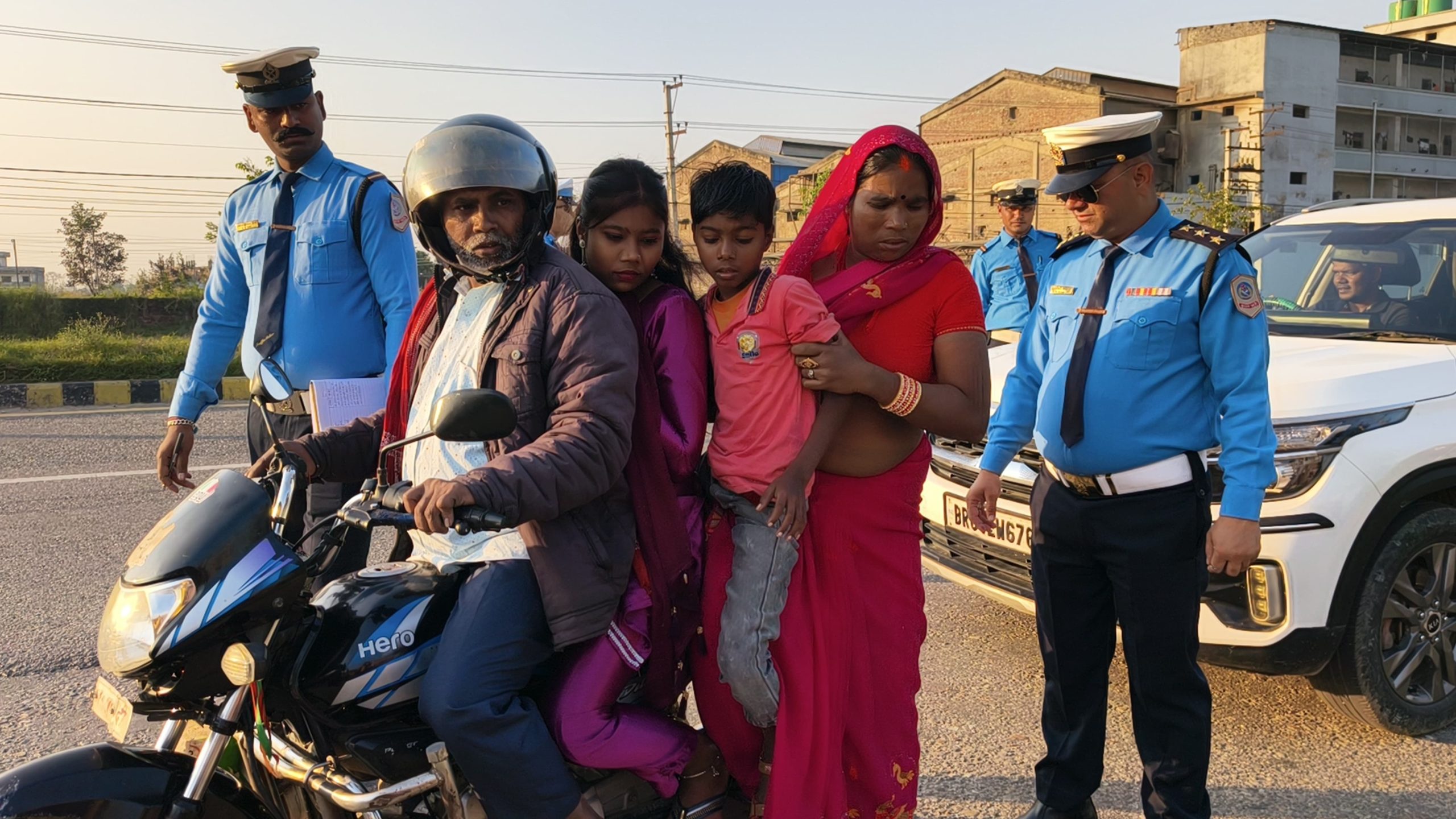 दुर्घटना न्यूनीकरणका लागि जिल्ला ट्राफिक प्रहरी कार्यालय पर्साद्वारा बिरगंजमा सरप्राइज चेकजाँच